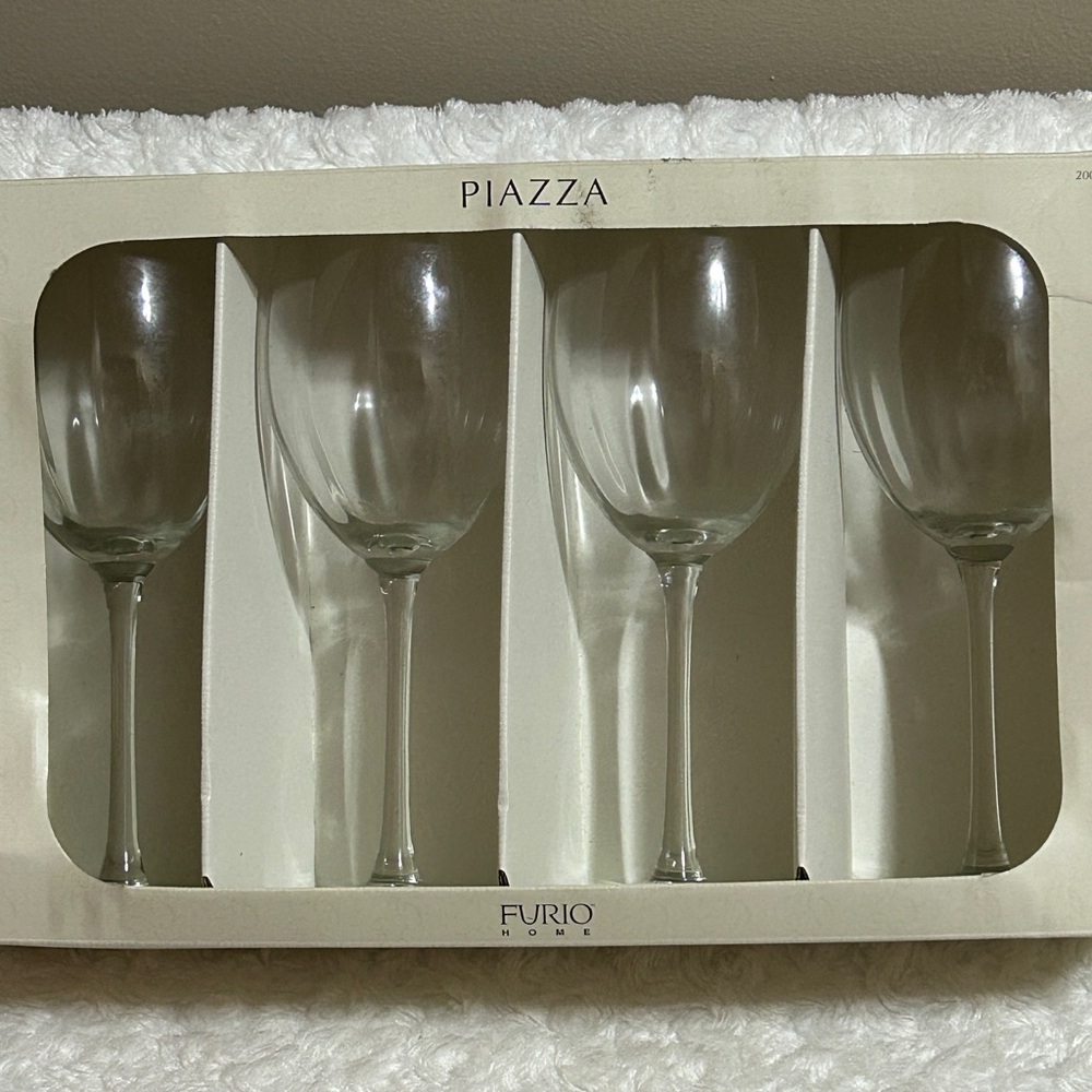 NIB Set of 4 Piazza Crystal Wine Glasses 8” tall
